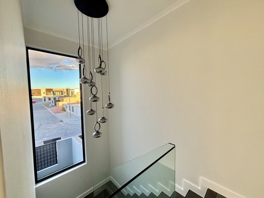 To Let 4 Bedroom Property for Rent in Sandown Western Cape
